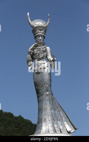 Der Blick auf die riesige Statue der Miao Göttin Yang Asha im Bezirk Jianhe, Qiandongnan Miao und Dong Autonome Präfektur, südwestlich von Chinas Gu Stockfoto