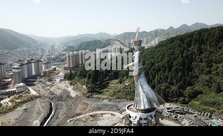 Der Blick auf die riesige Statue der Miao Göttin Yang Asha im Bezirk Jianhe, Qiandongnan Miao und Dong Autonome Präfektur, südwestlich von Chinas Gu Stockfoto