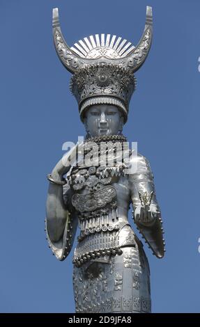 Der Blick auf die riesige Statue der Miao Göttin Yang Asha im Bezirk Jianhe, Qiandongnan Miao und Dong Autonome Präfektur, südwestlich von Chinas Gu Stockfoto