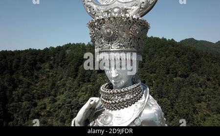 Der Blick auf die riesige Statue der Miao Göttin Yang Asha im Bezirk Jianhe, Qiandongnan Miao und Dong Autonome Präfektur, südwestlich von Chinas Gu Stockfoto