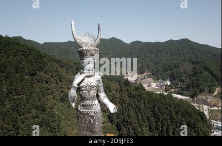 Der Blick auf die riesige Statue der Miao Göttin Yang Asha im Bezirk Jianhe, Qiandongnan Miao und Dong Autonome Präfektur, südwestlich von Chinas Gu Stockfoto