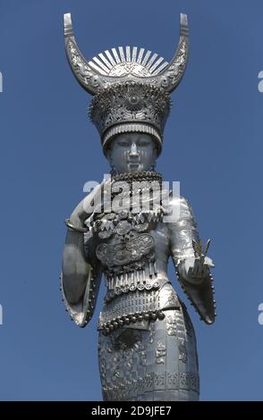 Der Blick auf die riesige Statue der Miao Göttin Yang Asha im Bezirk Jianhe, Qiandongnan Miao und Dong Autonome Präfektur, südwestlich von Chinas Gu Stockfoto