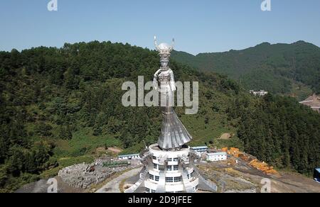 Der Blick auf die riesige Statue der Miao Göttin Yang Asha im Bezirk Jianhe, Qiandongnan Miao und Dong Autonome Präfektur, südwestlich von Chinas Gu Stockfoto