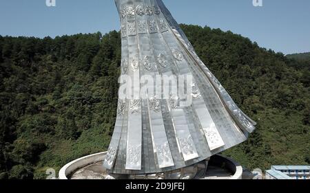 Der Blick auf die riesige Statue der Miao Göttin Yang Asha im Bezirk Jianhe, Qiandongnan Miao und Dong Autonome Präfektur, südwestlich von Chinas Gu Stockfoto