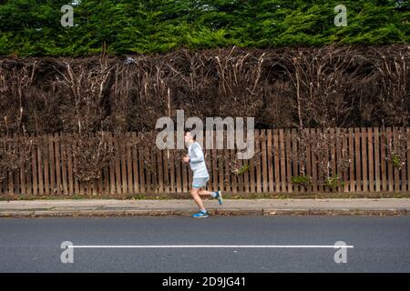 Mann joggt auf dem Weg Stockfoto