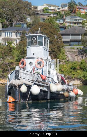 Eine Reihe von Bojen hängt an der Seite eines alten Holzschleppers im Sydney Harbour, New South Wales, Australien Stockfoto