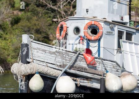 Eine Reihe von Bojen hängt an der Seite eines alten Holzschleppers im Sydney Harbour, New South Wales, Australien Stockfoto