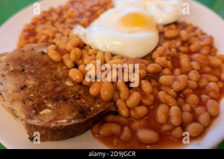 Englisches Frühstück Eier und Bohnen auf Toast Stockfoto
