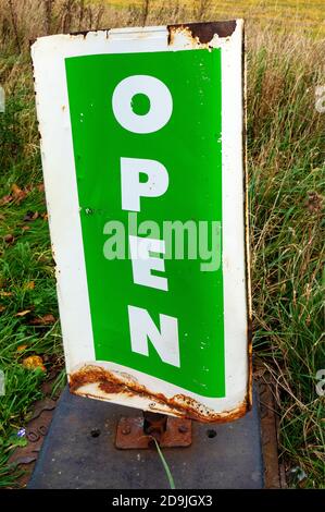 Offenes Schild in einem Feld drehen Stockfoto