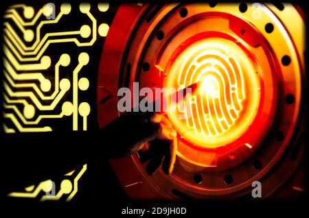 Computersicherheitskonzept. Hand- und Vorhängeschlösser symbolisieren den Datenschutz im Netzwerk und auf PCs. Gemischte Medien. Stockfoto