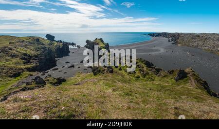 Schwarzer Sandstrand Djupalonssandur von der Klippe bei Drtivik aus gesehen. Snaefellsnes Peninsula, Island. Panorama Stockfoto