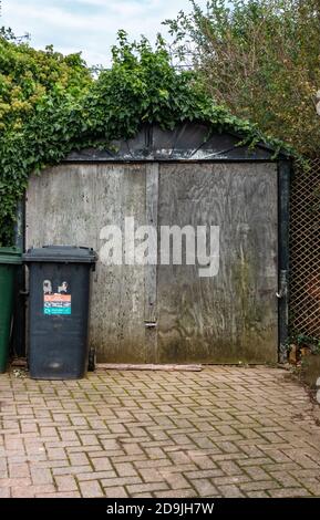 Sehr alte, selbstgemachte bewachsene Garage außerhalb eines Hauses in sheffield, Stockfoto