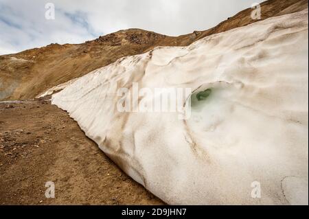 Island ist ein Land aus Eis und Feuer. In der geothermischen Bereich Kerlingarfjoll kann man Rauch sehen und kochendem Fumarolen aus der geothermischen Feld sowie Stockfoto