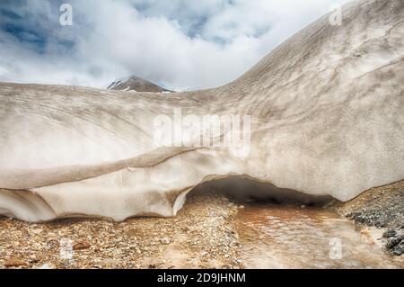 Island ist ein Land aus Eis und Feuer. In der geothermischen Bereich Kerlingarfjoll kann man Rauch sehen und kochendem Fumarolen aus der geothermischen Feld sowie Stockfoto