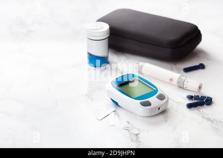 Glucosimeter-Ketometerlancet und Streifen zur Selbstüberwachung des Blutzuckers oder des Ketonspiegels. Diabetes oder Keto-Diät Stockfoto