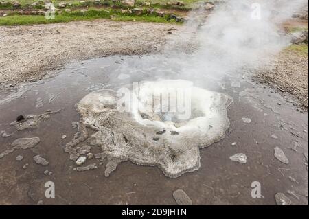 Kleiner Geysir mit kochendem Geothermalwasser bei Hveravellir liegt eigentlich im Herzen Islands. Foto aufgenommen um Mitternacht mit einem Sturm kommen Stockfoto