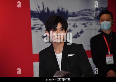 Der chinesische Sänger, Tänzer und Schauspieler Jackson Yee nimmt an einer Pressekonferenz des Films Battle of Lake Jangjin in Peking, China, 25. Oktober 2020 Teil. Stockfoto