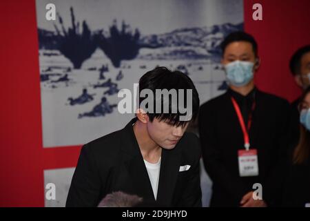 Der chinesische Sänger, Tänzer und Schauspieler Jackson Yee nimmt an einer Pressekonferenz des Films Battle of Lake Jangjin in Peking, China, 25. Oktober 2020 Teil. Stockfoto