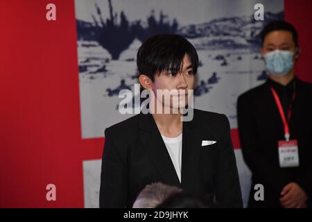 Der chinesische Sänger, Tänzer und Schauspieler Jackson Yee nimmt an einer Pressekonferenz des Films Battle of Lake Jangjin in Peking, China, 25. Oktober 2020 Teil. Stockfoto