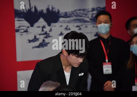 Der chinesische Sänger, Tänzer und Schauspieler Jackson Yee nimmt an einer Pressekonferenz des Films Battle of Lake Jangjin in Peking, China, 25. Oktober 2020 Teil. Stockfoto