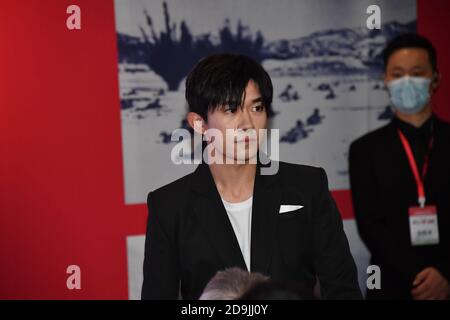 Der chinesische Sänger, Tänzer und Schauspieler Jackson Yee nimmt an einer Pressekonferenz des Films Battle of Lake Jangjin in Peking, China, 25. Oktober 2020 Teil. Stockfoto