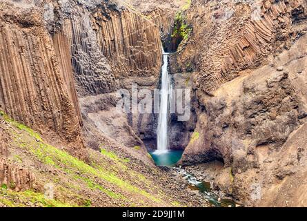 Litlanesfoss ist ein sehr schöner kleiner Wasserfall auf Island. Es ist in Basalt Felsen gehauen und am Fluss Hengifossa in der Nähe der größeren br entfernt Stockfoto