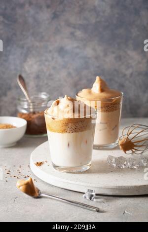 Dalgona Kaffee im Glas. Trendy Instant Kaffee mit Zucker und heißem Wasser peitscht Stockfoto