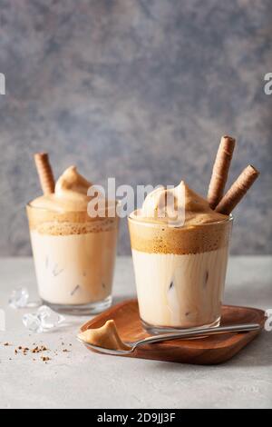 Dalgona Kaffee im Glas. Trendy Instant Kaffee mit Zucker und heißem Wasser peitscht Stockfoto