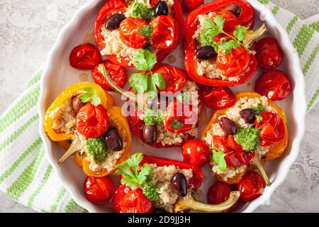 Gefüllte Paprika mit Quinoa Tomaten Oliven und Kräutersauce Chimichurri Stockfoto