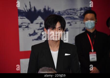 Der chinesische Sänger, Tänzer und Schauspieler Jackson Yee nimmt an einer Pressekonferenz des Films Battle of Lake Jangjin in Peking, China, 25. Oktober 2020 Teil. Stockfoto