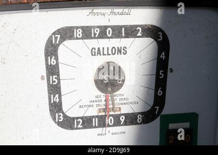 Girvan, Ayrshire, Scotand, Großbritannien. Eine verlassene verlassene Tankstelle, die den Vorhofbereich anzeigt Nahaufnahme einer alten kaiserlichen Zapfsäule für Gallonen, mit einer Uhr-Likeface Stockfoto