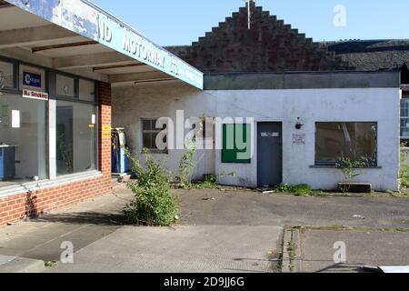 Girvan, Ayrshire, Scotand, Großbritannien. Eine verlassene verlassene Tankstelle, die den Vorhofbereich anzeigt Stockfoto