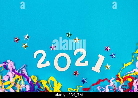 2021 Jahre Gruß mit Konfetti und bunten Sternen auf einem Blauer Hintergrund Stockfoto