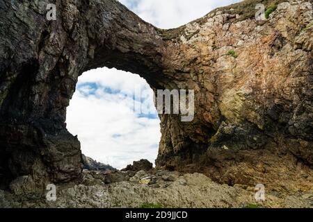 Meeresbogen in Pointe de Dinan (Crozon, Bretagne, Frankreich) an einem bewölkten Tag im Sommer Stockfoto