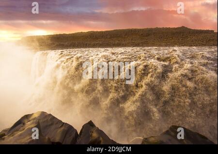 Sonnenuntergang über, Dettifoss der mächtigste Wasserfall auf Island und in ganz Europa. Es befindet sich im Jokulsargljufur Nationalpark der Northeasten Stockfoto