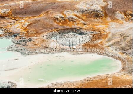 Leirhnjukur ist das heiße Geothermie-Becken in der Region Krafla, Island. Die Gegend um den See ist bunt und geknackt. Stockfoto