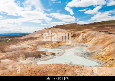 Leirhnjukur ist das heiße Geothermie-Becken in der Region Krafla, Island. Die Gegend um den See ist bunt und geknackt. Stockfoto