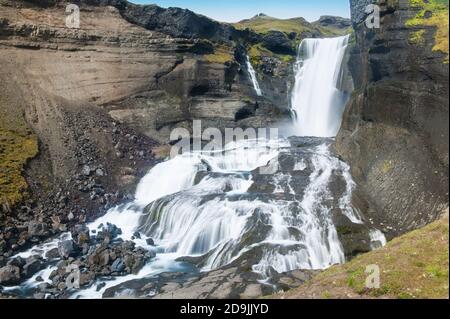 Schöner isländischer Wasserfall Ofaerufoss in Eldgja. Es liegt im Süden der Insel. Stockfoto