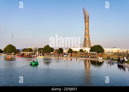 KATAR, DOHA - 7. DEZEMBER. 2019: Lake at Aspire Park mit dem Fackel Hotel im Hintergrund in Doha, Katar, Mittlerer Osten. Stockfoto