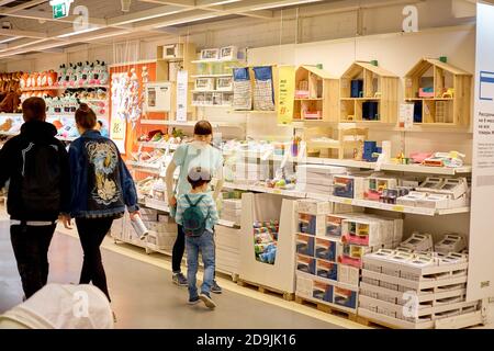 SAMARA, RUSSLAND - 07. MAI 2018: Interieur des Ikea-Geschäfts . IKEA ist der weltweit größte Möbelhändler. Stockfoto
