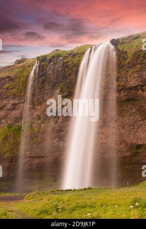 Seljalandsfoss ist einer der schönsten Wasserfälle Islands. Es liegt im Süden der Insel. Dieses Foto wurde bei Sonnenuntergang aufgenommen Stockfoto