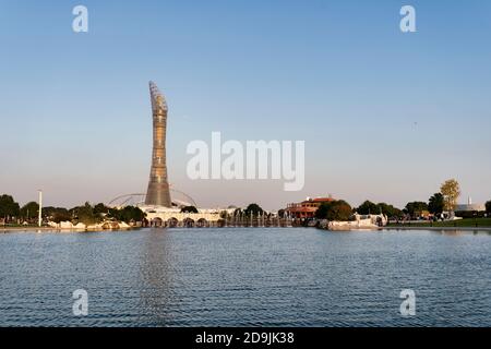 KATAR, DOHA - 7. DEZEMBER. 2019: Lake at Aspire Park mit dem Fackel Hotel im Hintergrund in Doha, Katar, Mittlerer Osten. Stockfoto