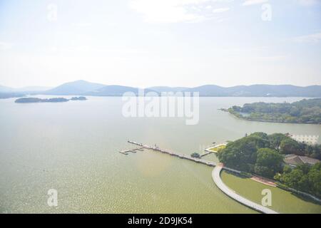 Luftaufnahme der wunderschönen Herbstlandschaft des Lihu-Sees in Wuxi-Stadt, ostchinesische Provinz Jiangsu, 25. Oktober 2020. Stockfoto