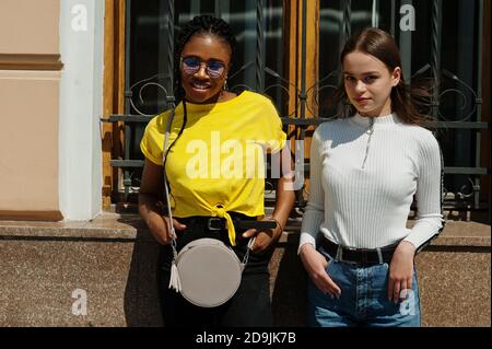 Weiß kaukasischen Mädchen und schwarz afroamerikanischen zusammen. Welteinheit, rassische Liebe, Verständnis in Toleranz und Rassen Vielfalt Zusammenarbeit. Stockfoto