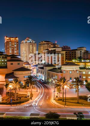 DOHA, KATAR - 27. SEPTEMBER 2019: Die Ampelwege in der Pearl Medina Centrale, Doha, Katar, Mittlerer Osten. Stockfoto