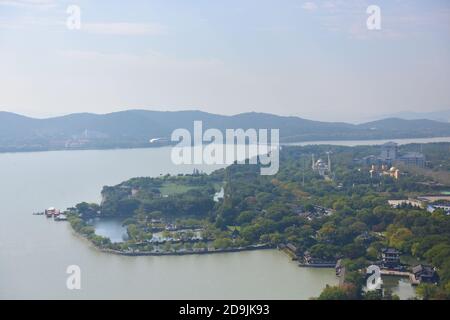 Luftaufnahme der wunderschönen Herbstlandschaft des Lihu-Sees in Wuxi-Stadt, ostchinesische Provinz Jiangsu, 25. Oktober 2020. Stockfoto