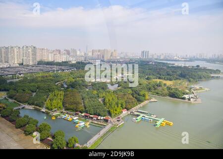 Luftaufnahme der wunderschönen Herbstlandschaft des Lihu-Sees in Wuxi-Stadt, ostchinesische Provinz Jiangsu, 25. Oktober 2020. Stockfoto