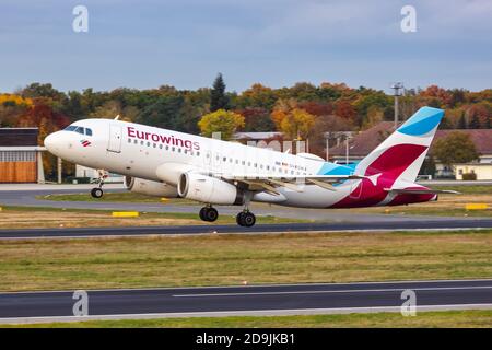 Berlin, Deutschland - 27. Oktober 2020: Eurowings Airbus A319 am Flughafen Berlin-Tegel in Deutschland. Airbus ist ein europäischer Flugzeughersteller Stockfoto