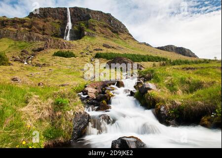 Sehr schöne kleine Wasserfall auf Island und ein Bach. Snaefellsness-Halbinsel Stockfoto