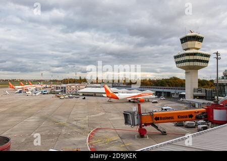 Berlin, 27. Oktober 2020: EasyJet Airbus A320 Flugzeuge am Flughafen Berlin-Tegel in Deutschland. Airbus ist ein europäischer Flugzeughersteller mit Sitz Stockfoto